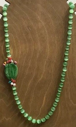 Collana siciliana con filo di perle di occhio di gatto e fico d'india in ceramica di Caltagirone.ç