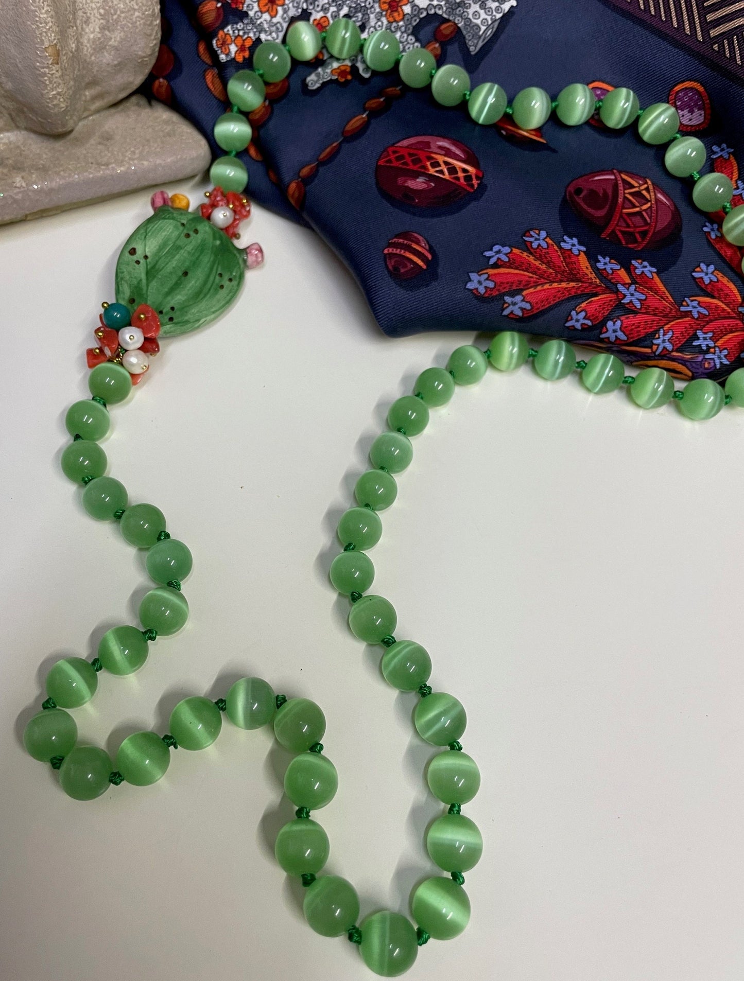 Collana siciliana con filo di perle di occhio di gatto e fico d'india in ceramica di Caltagirone.ç