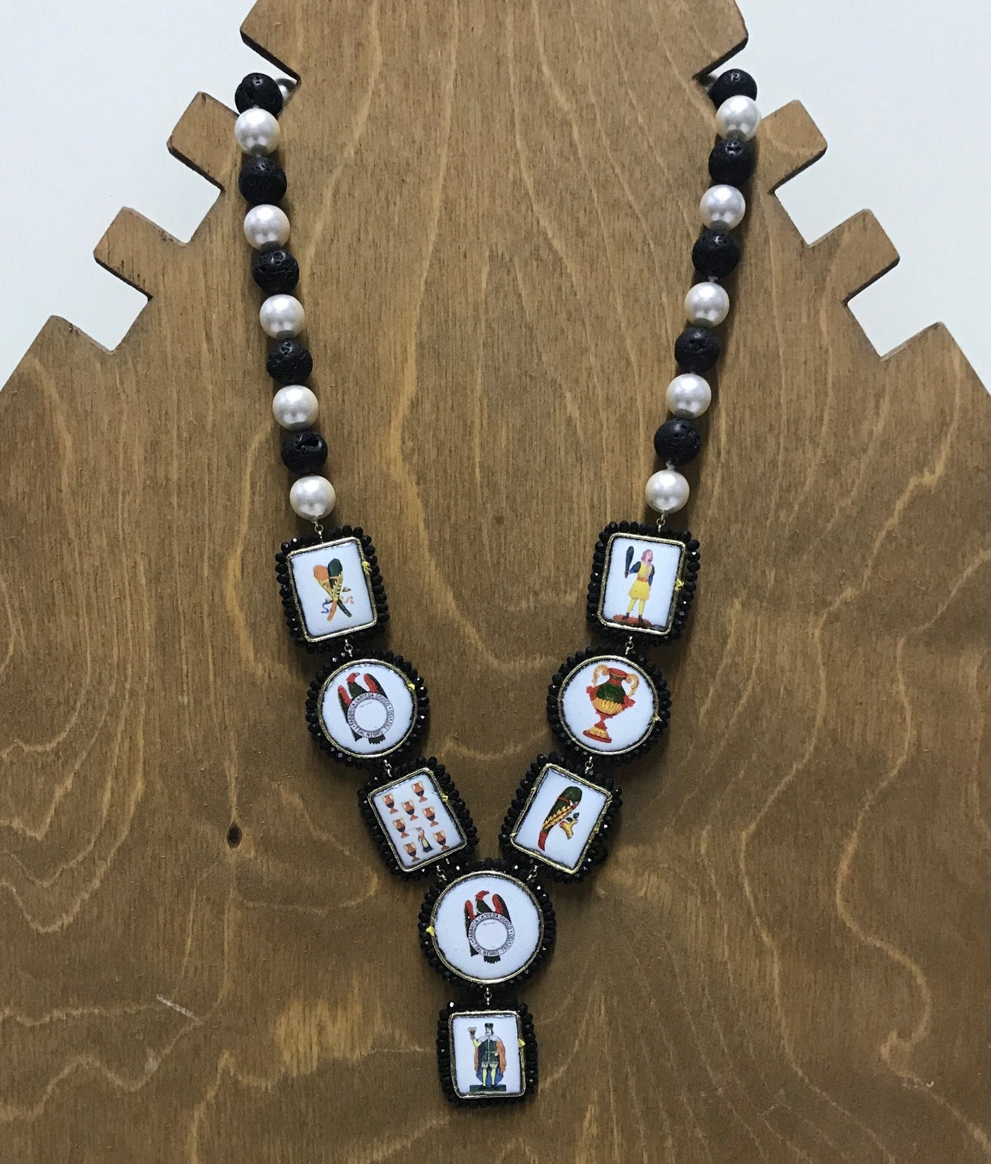 Collana siciliana con lava, perle e mattonelle siciliane in ceramica di Caltagirone. carte da gioco, regalo per lei.!