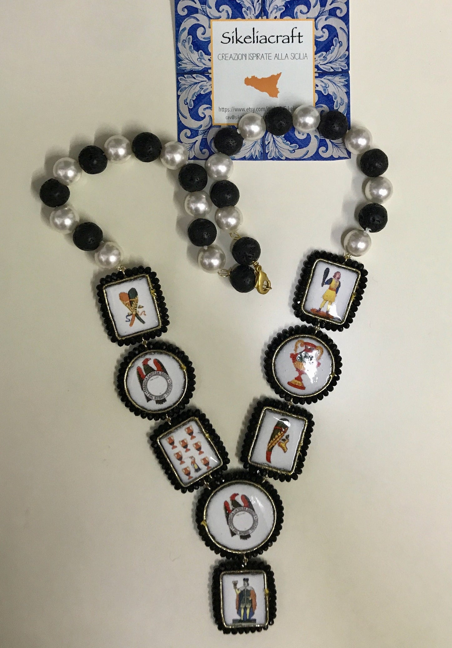 Collana siciliana con lava, perle e mattonelle siciliane in ceramica di Caltagirone. carte da gioco, regalo per lei.!