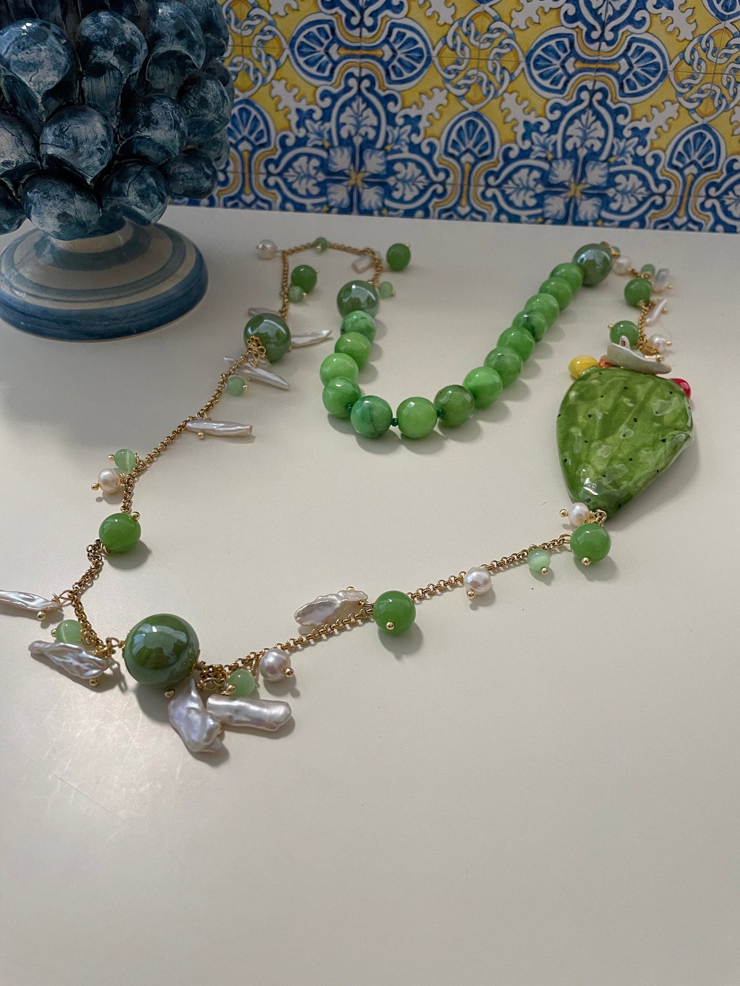 Collana pietre dure, collana composita, agata verde, perle scaramazze, Fico d'India in ceramica di Caltagirone. regalo per lei.ç