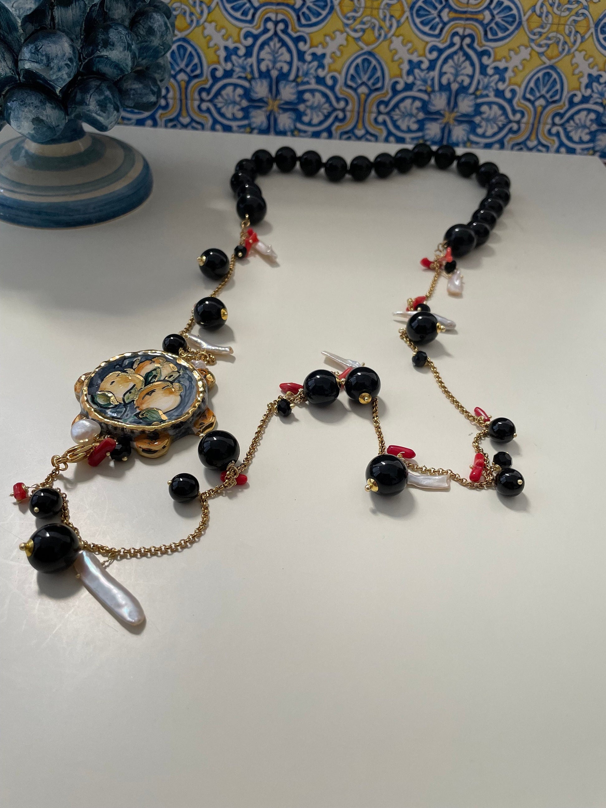 Collana siciliana con tamburello in ceramica di Caltagirone, perle di onice , perle scaramazze e coralli. regalo per lei.ç