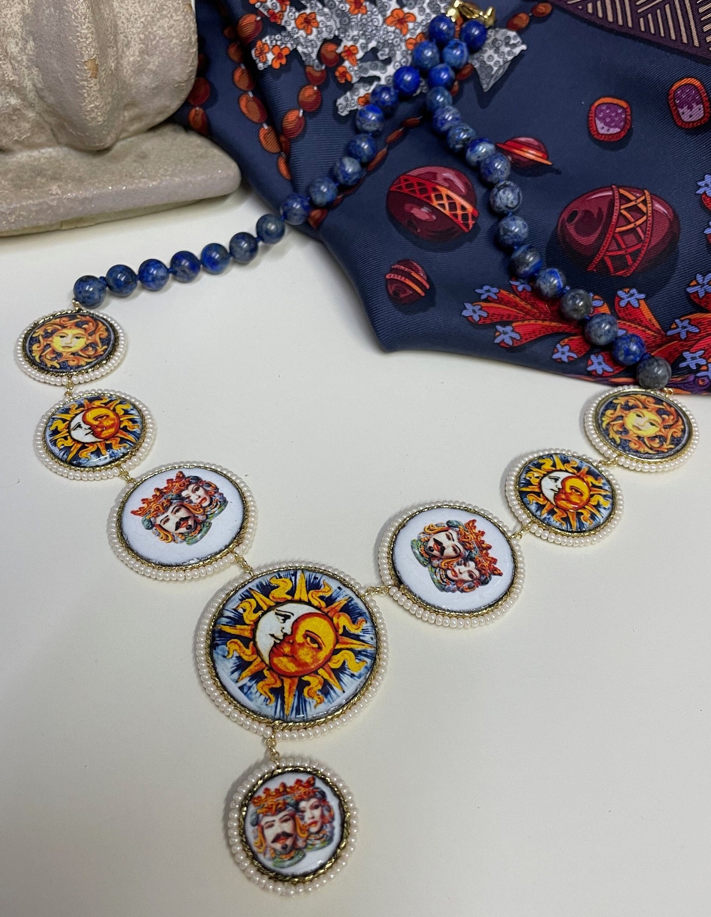 Collana siciliana con filo di lapslazzuli e mattonelle in ceramica di Caltagirone.!