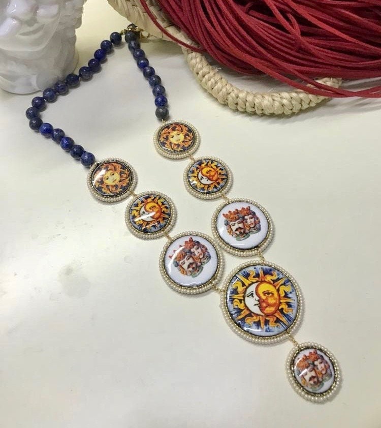 Collana siciliana con filo di lapslazzuli e mattonelle in ceramica di Caltagirone.!