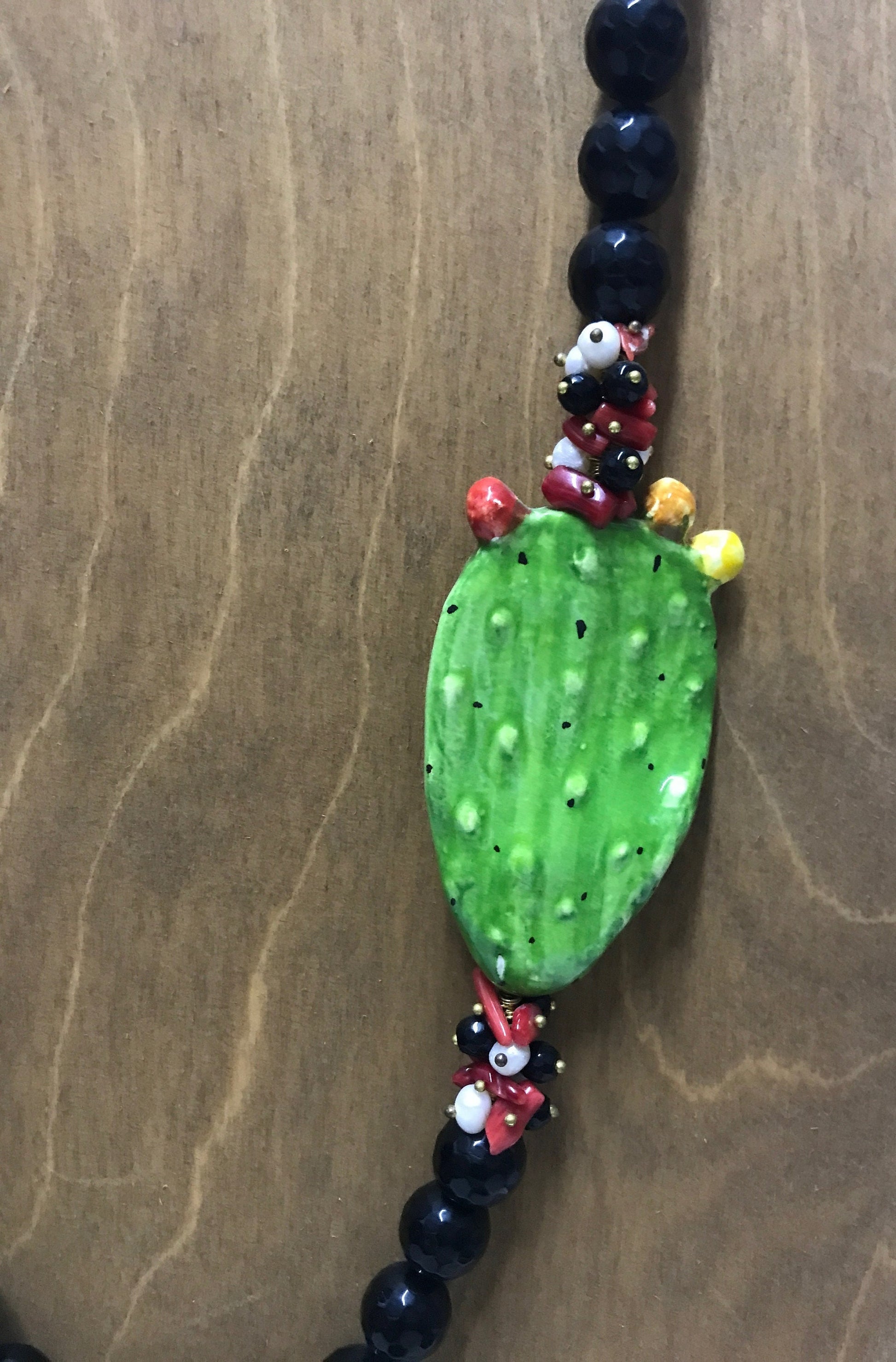 Collana siciliana con filo di perle di onice e fico d'india in ceramica di Caltagirone.ç