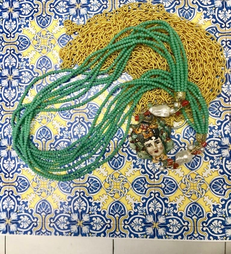 Collana cristalli, collana multifilo, collana verde chiaro, testa di moro ceramica di Caltagirone.ç