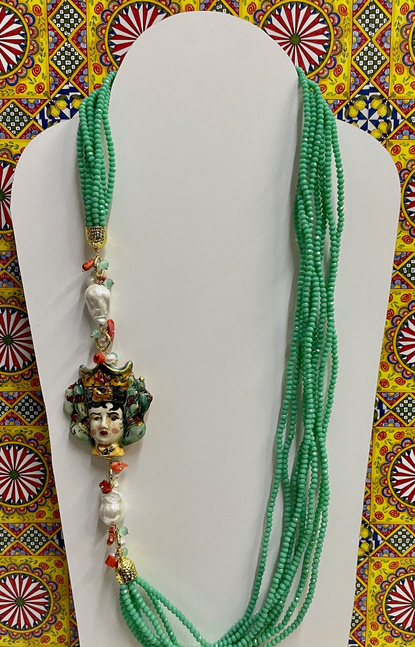 Collana cristalli, collana multifilo, collana verde chiaro, testa di moro ceramica di Caltagirone.ç