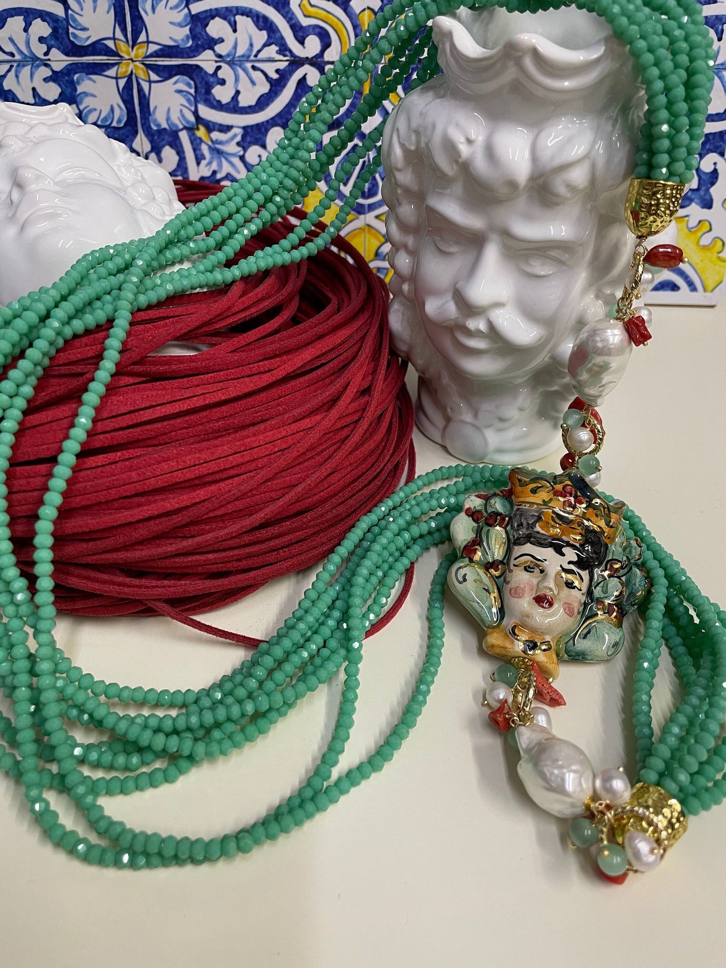 Collana cristalli, collana multifilo, collana verde chiaro, testa di moro ceramica di Caltagirone.ç