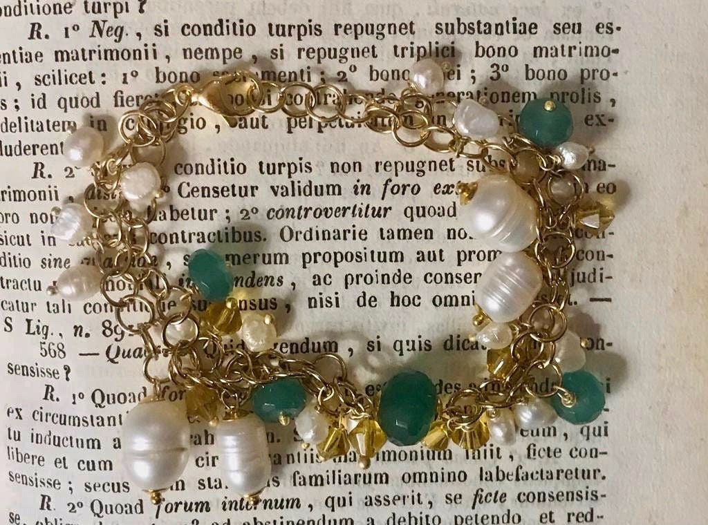 Collana a grappolo verde, perle barocche, agata verde, composizione di perle, sposa.&