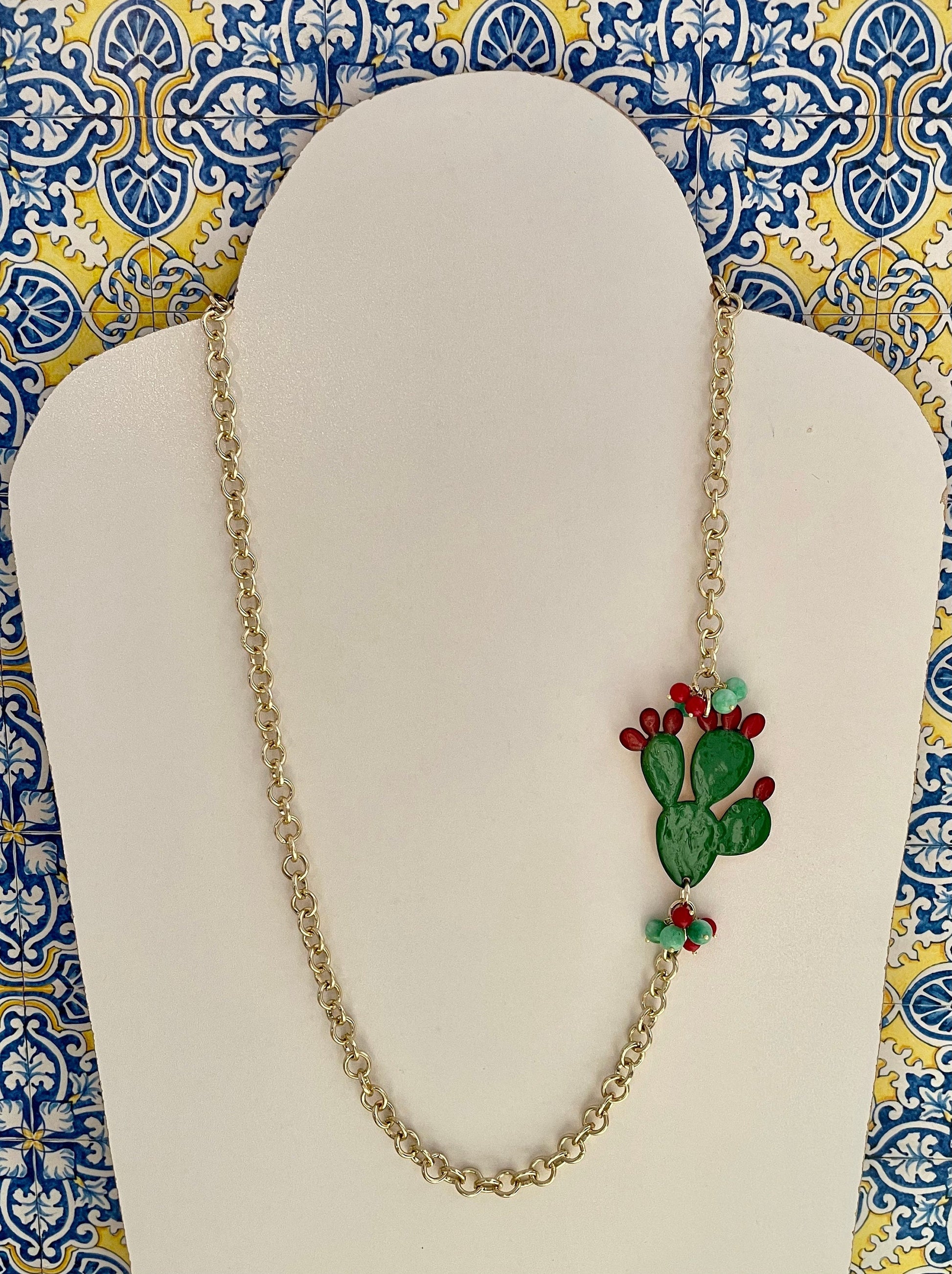 Collana con fico d'india in ottone, smaltato a mano, perle agata verde e corallo.ç