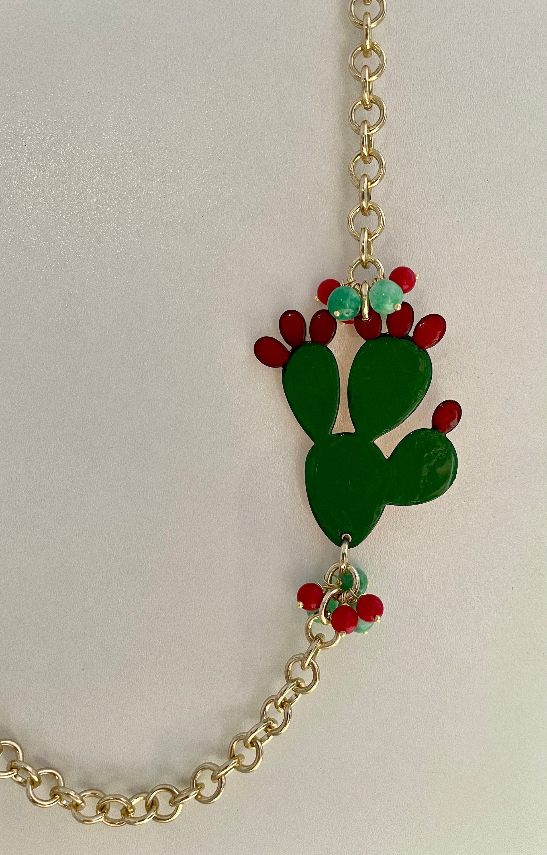 Collana con fico d'india in ottone, smaltato a mano, perle agata verde e corallo.ç