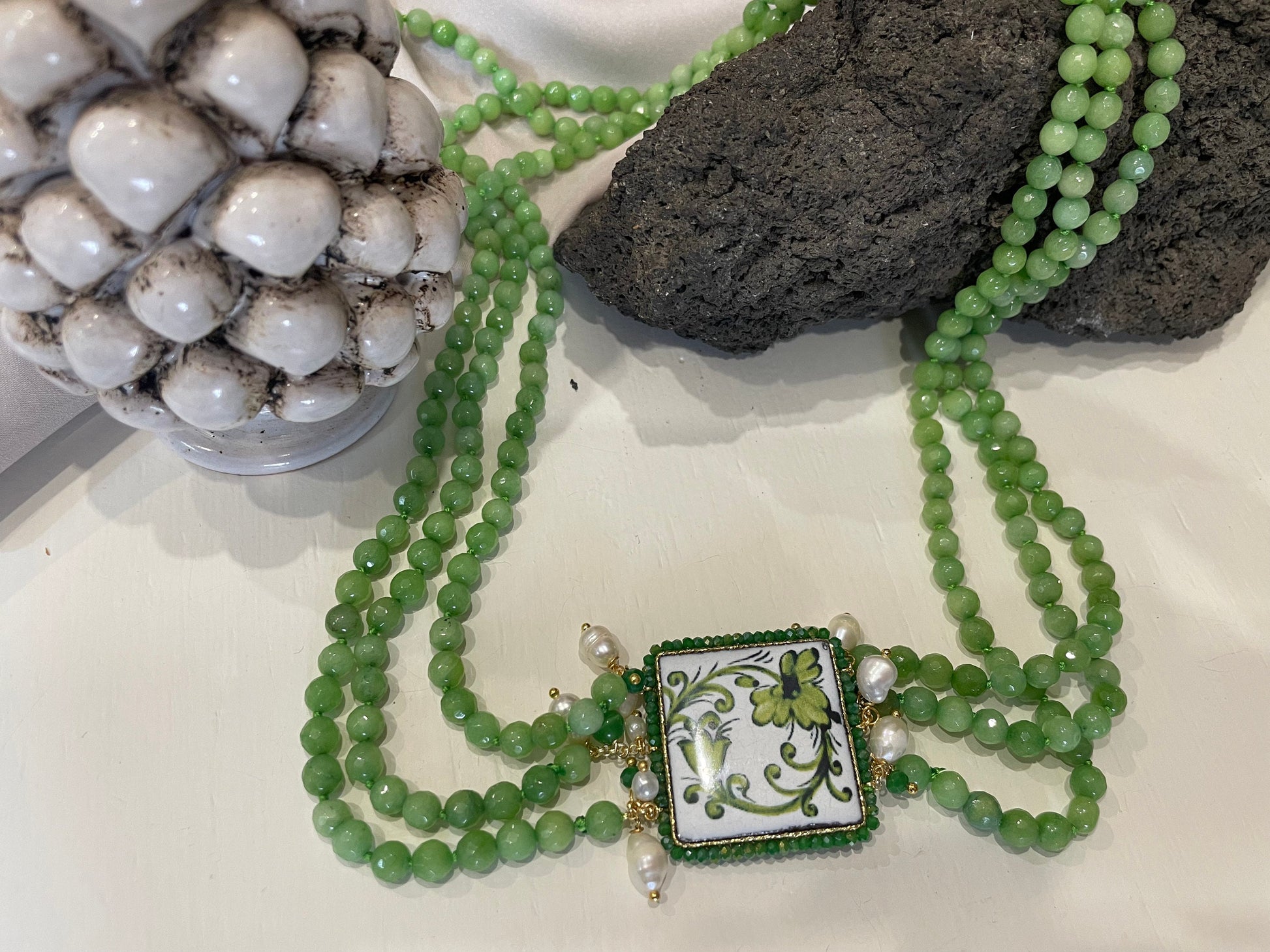 Collana con mattonella in ceramica di Caltagirone, collana siciliana multifilo, Agata verde e perle di fiume.!