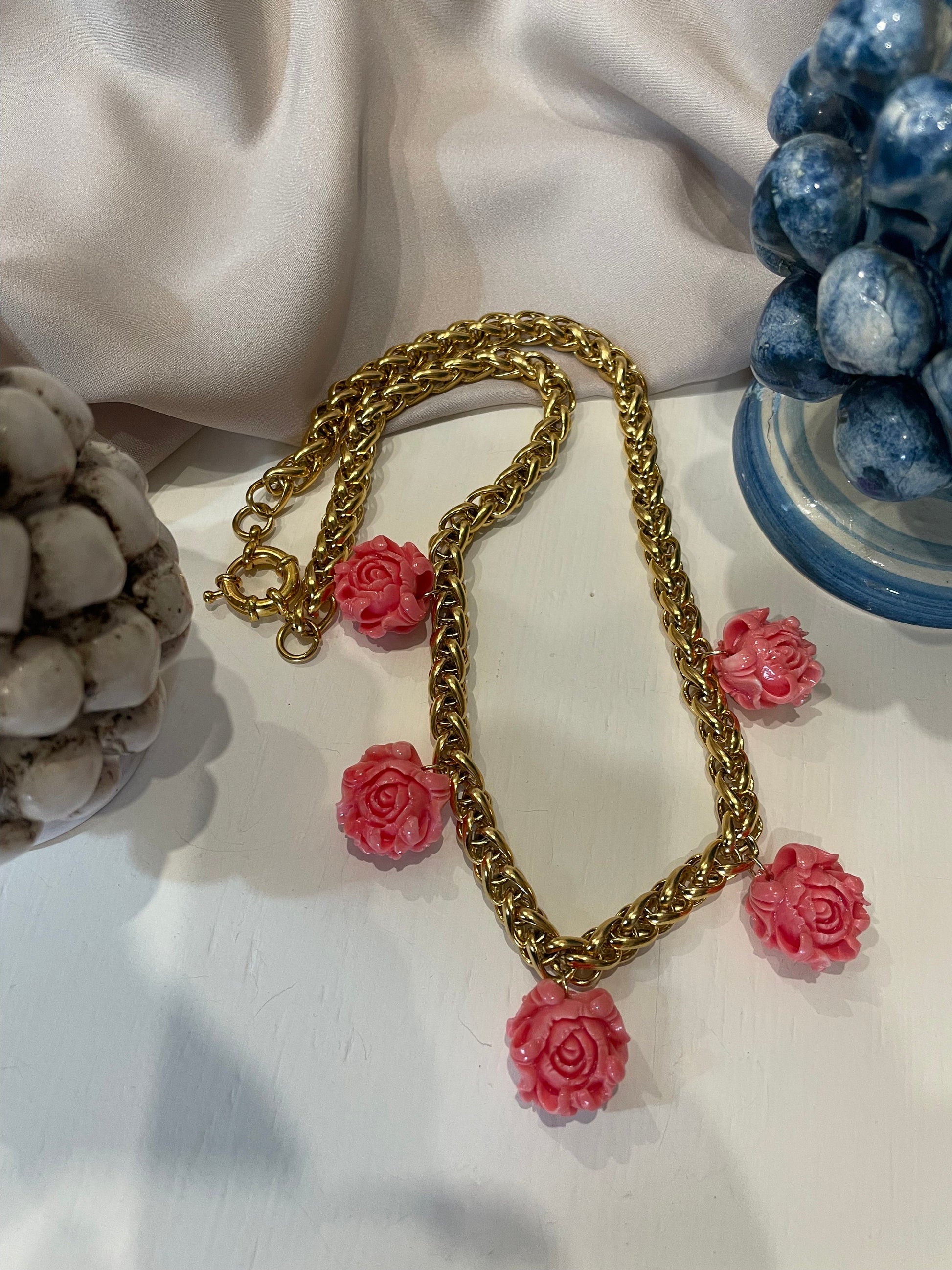 Collana a maglia grossa, con catena acciaio placcata oro 14k, collana girocollo, pendenti rose in pasta di Corallo, collana romantica.&