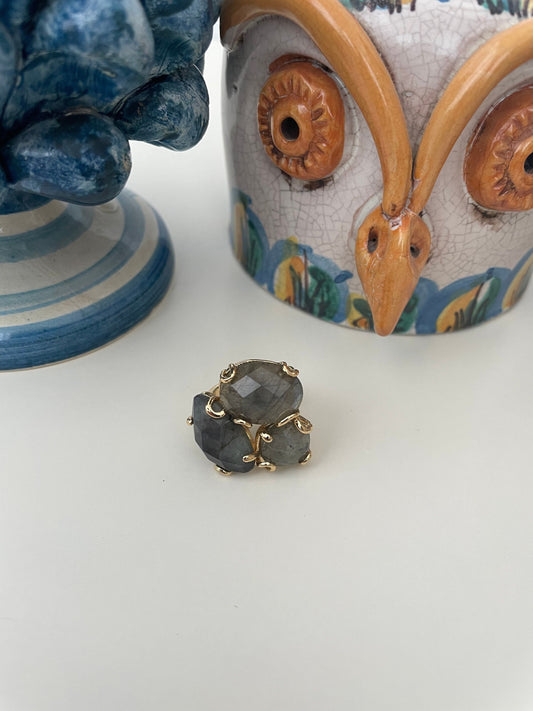 Anello regolabile con struttura in ottone, tre pietre irregolari di labradorite, anello maxi.<