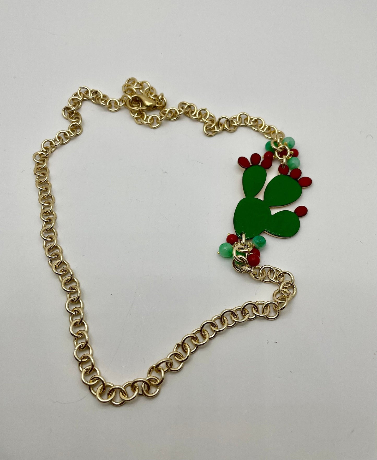 Collana con fico d'india in ottone, smaltato a mano, perle agata verde e corallo.ç