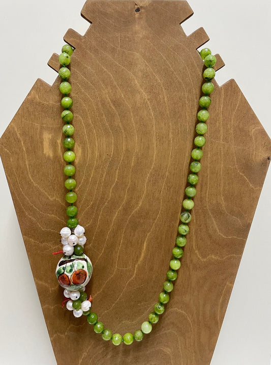 Collana siciliana con filo di perle di agata verde, grande palla di ceramica di Caltagirone e perle di fiume.ç