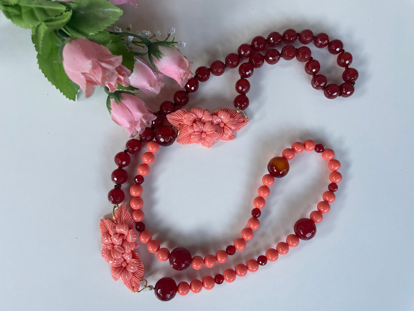 Collana corniola, due ciondoli laterali rosa e pasta di corallo rosa.&