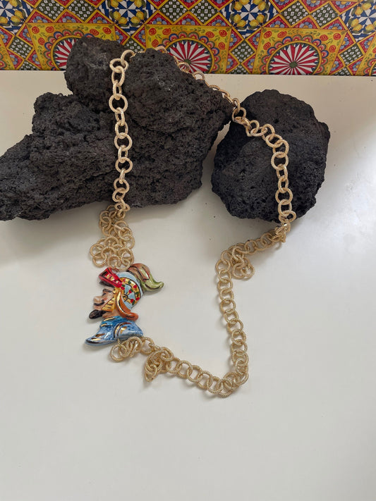 Collana con paladino in ceramica di Caltagirone e catena a maglia larga.ç