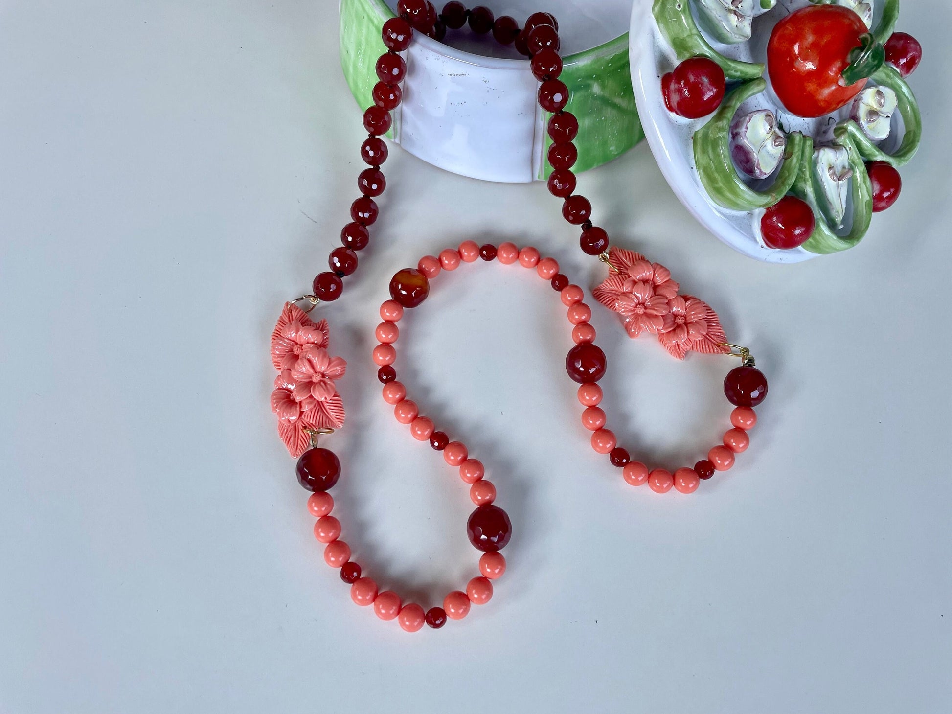 Collana corniola, due ciondoli laterali rosa e pasta di corallo rosa.&