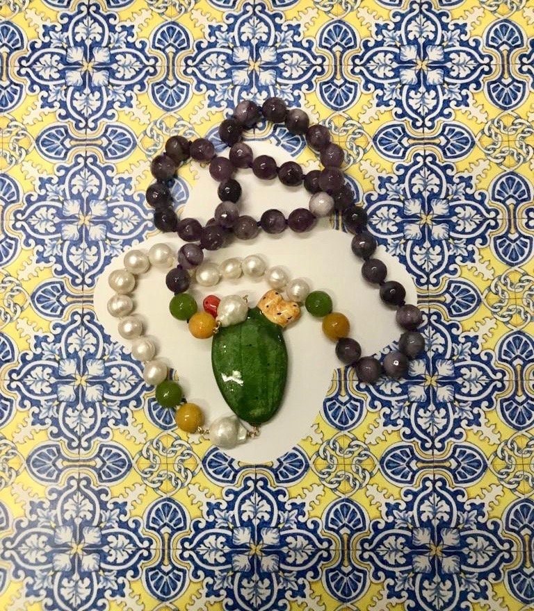 Collana siciliana, agata viola e perle barocche, fico d'india ceramica di Caltagirone, regalo per lei.ç