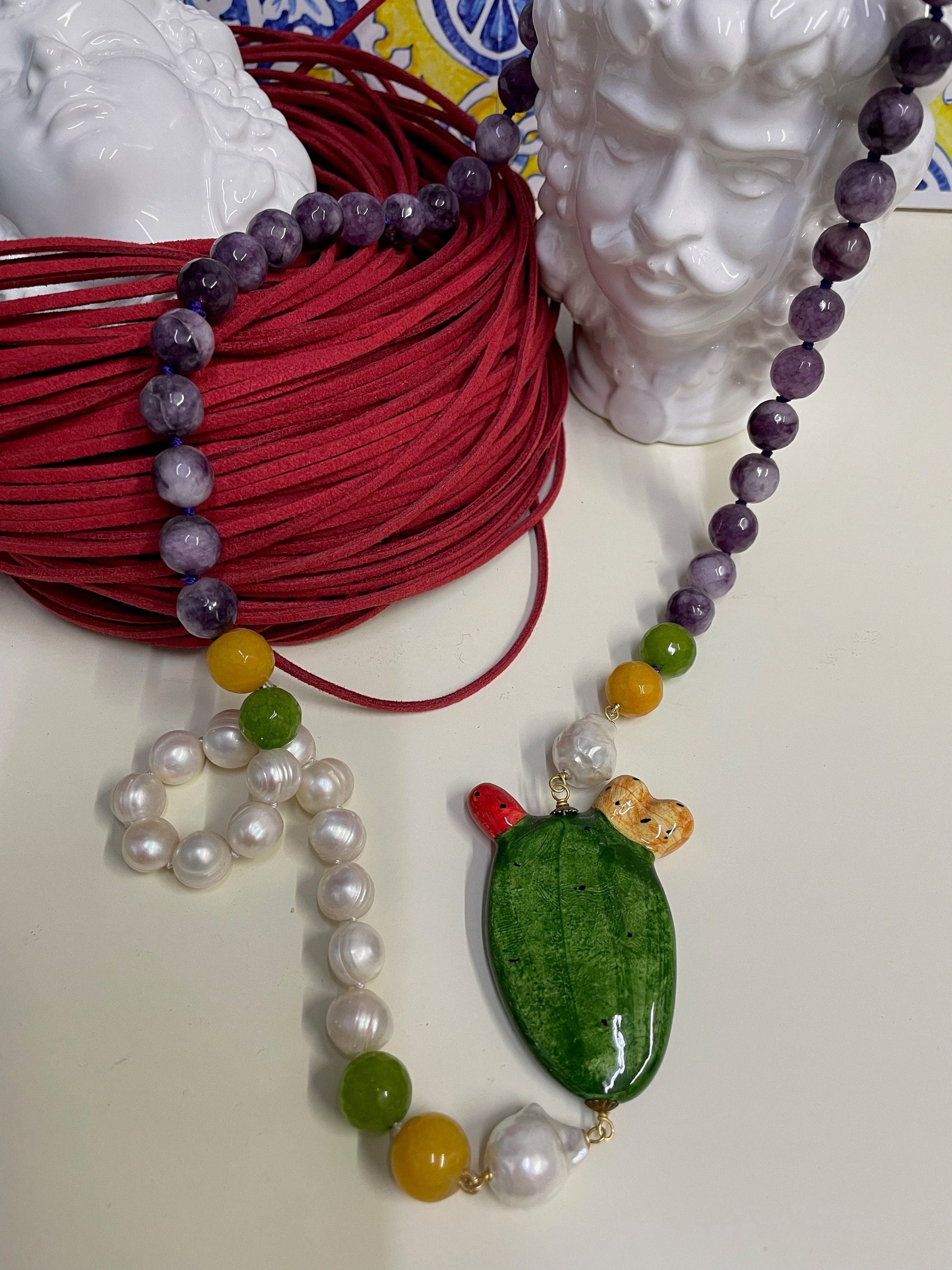 Collana siciliana, agata viola e perle barocche, fico d'india ceramica di Caltagirone, regalo per lei.ç