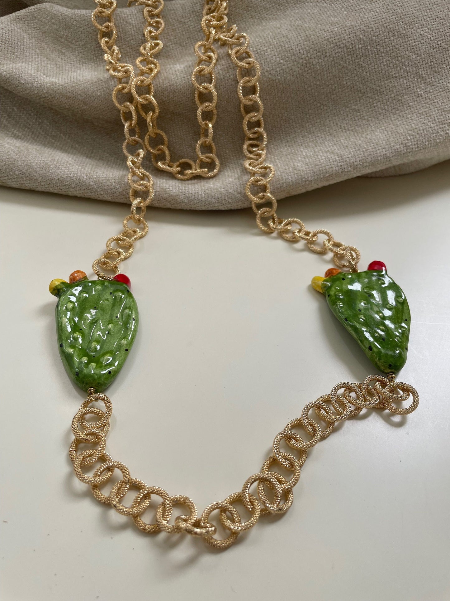 Collana lunga con doppio fico d'india in ceramica di Caltagirone.=