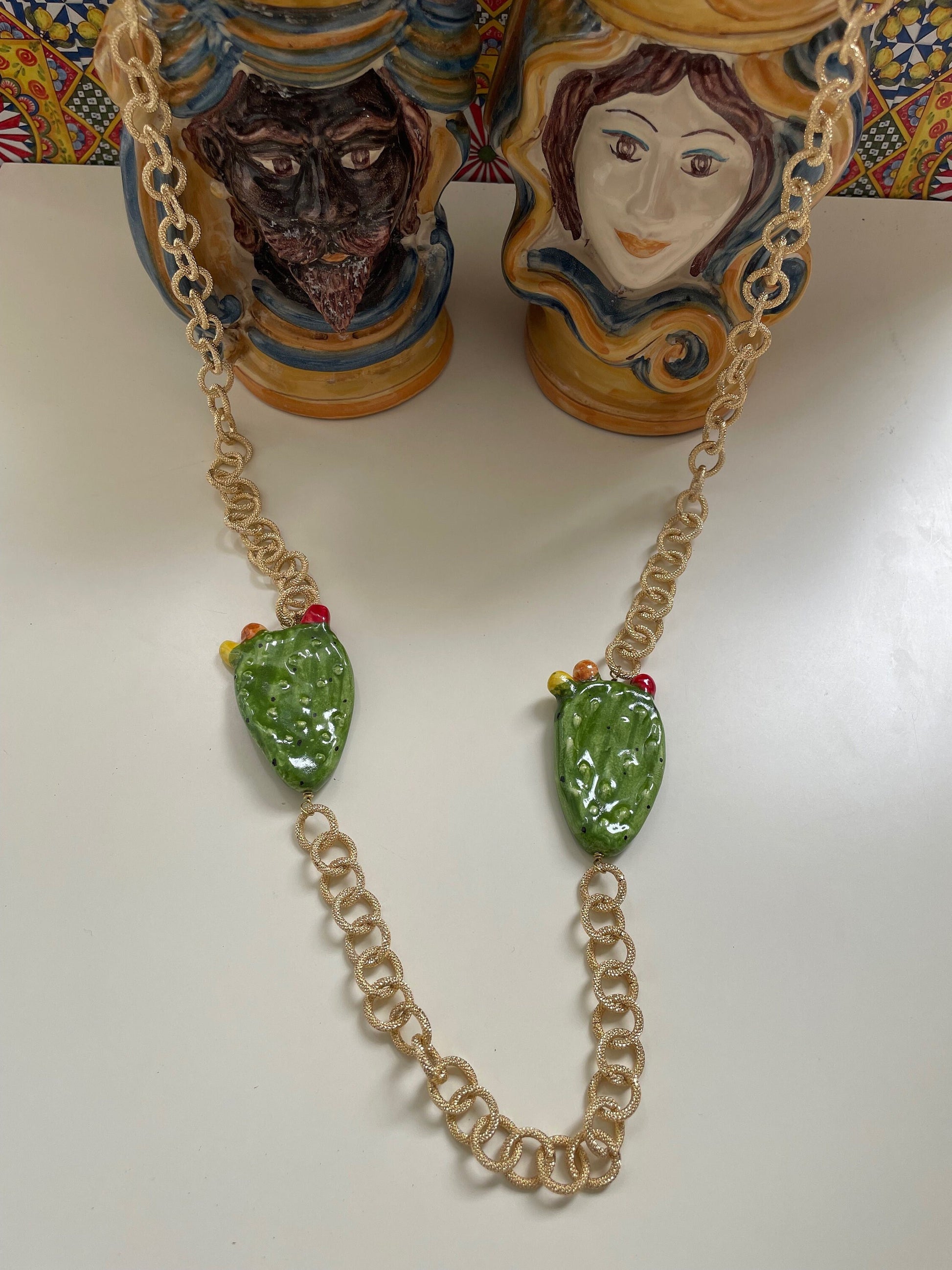 Collana lunga con doppio fico d'india in ceramica di Caltagirone.=