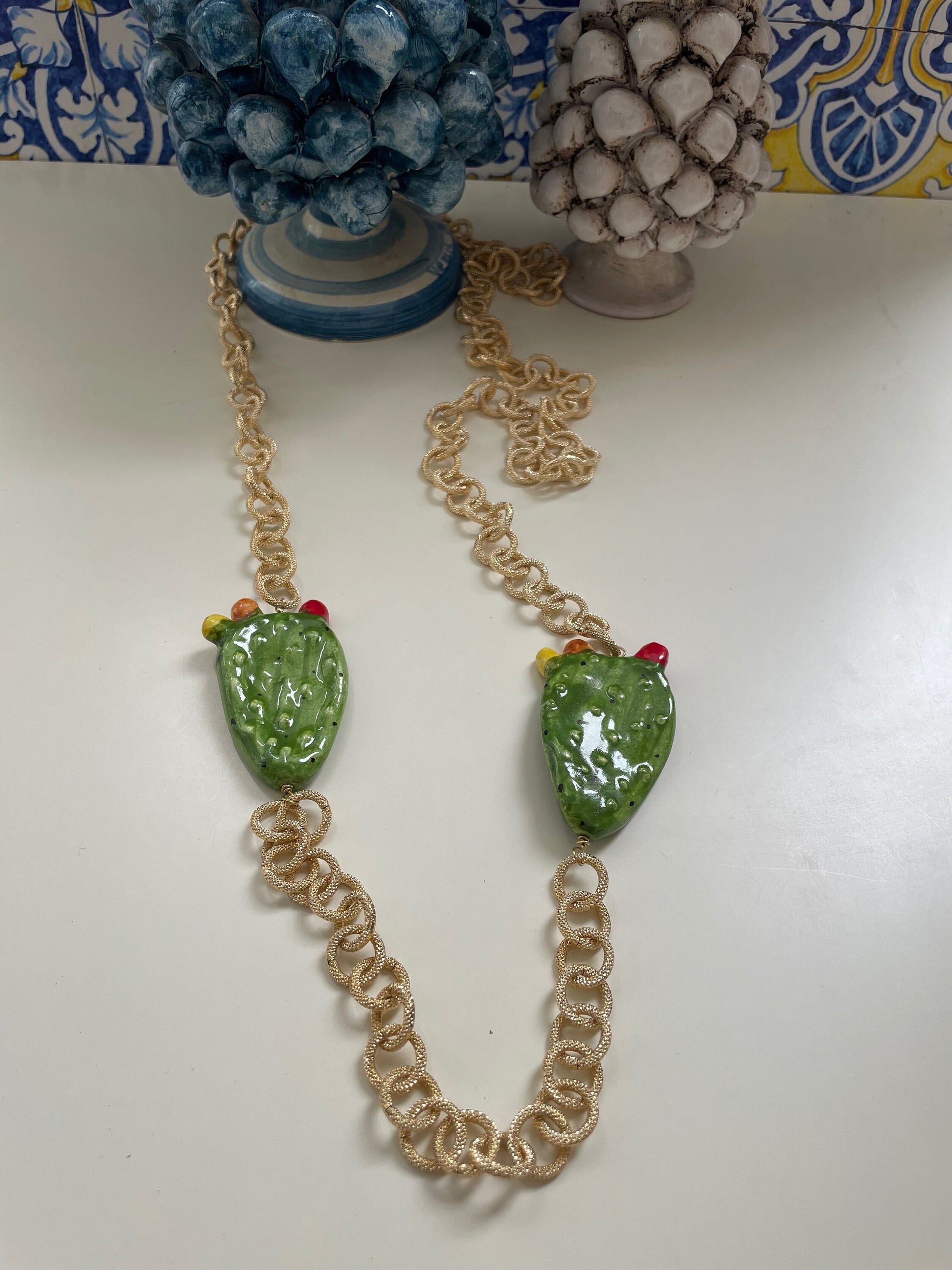 Collana lunga con doppio fico d'india in ceramica di Caltagirone.=