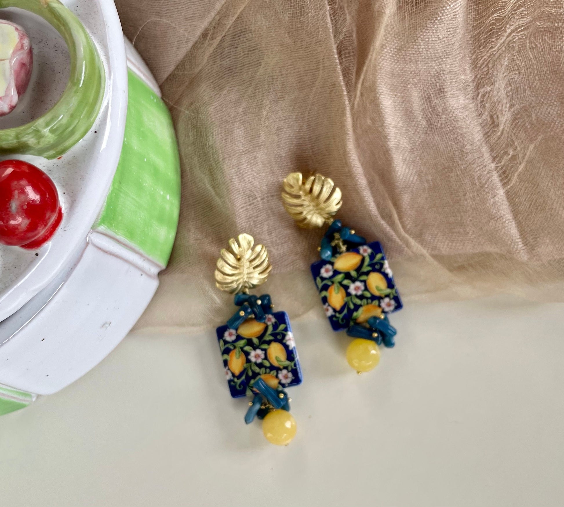 Orecchini con mattonella ceramica di Caltagirone, limoni, chips blu e perla gialla *