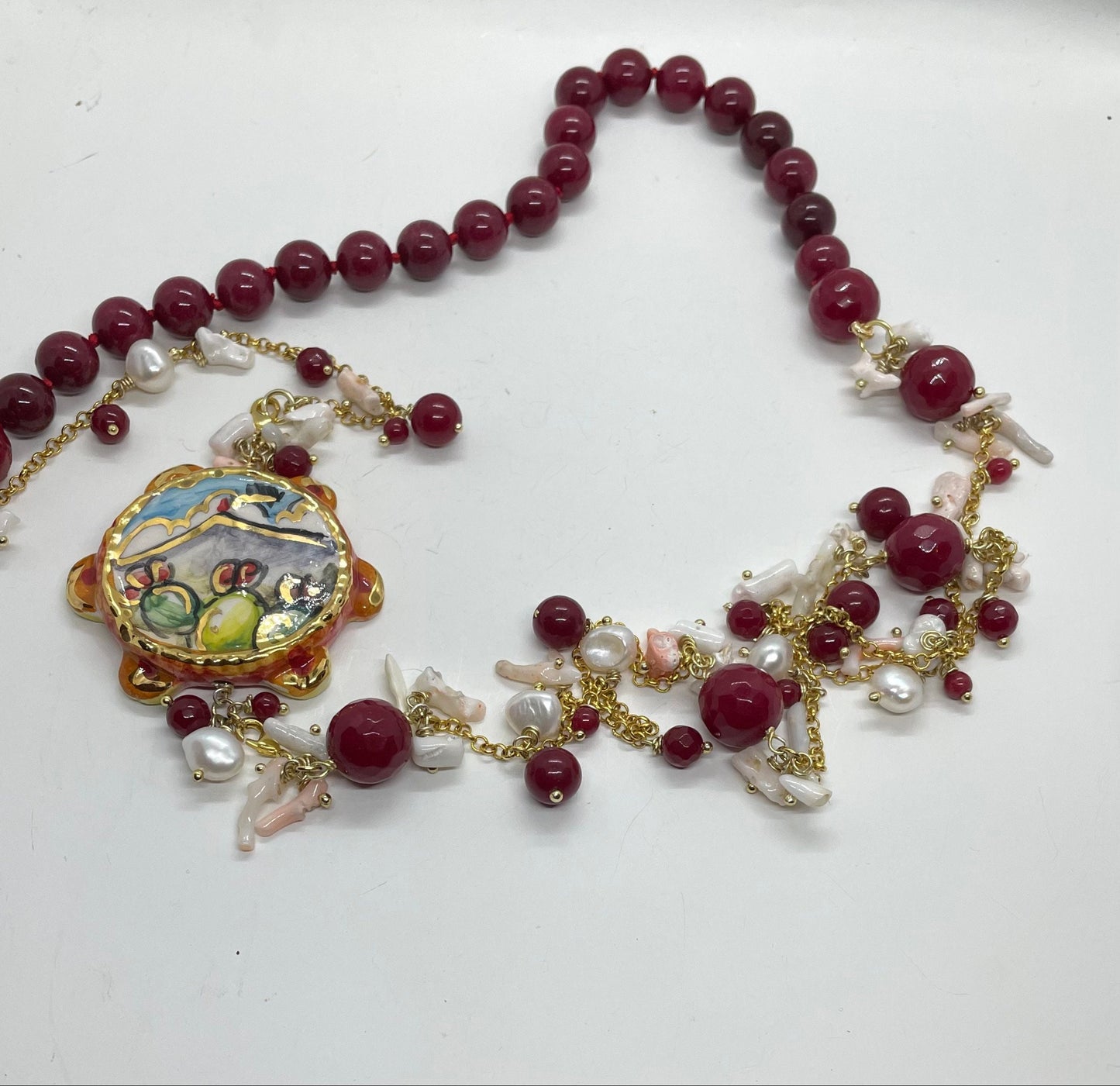 Collana siciliana con tamburello in ceramica di Caltagirone, agata rossa , perle naturali e corallo. regalo per lei.ç