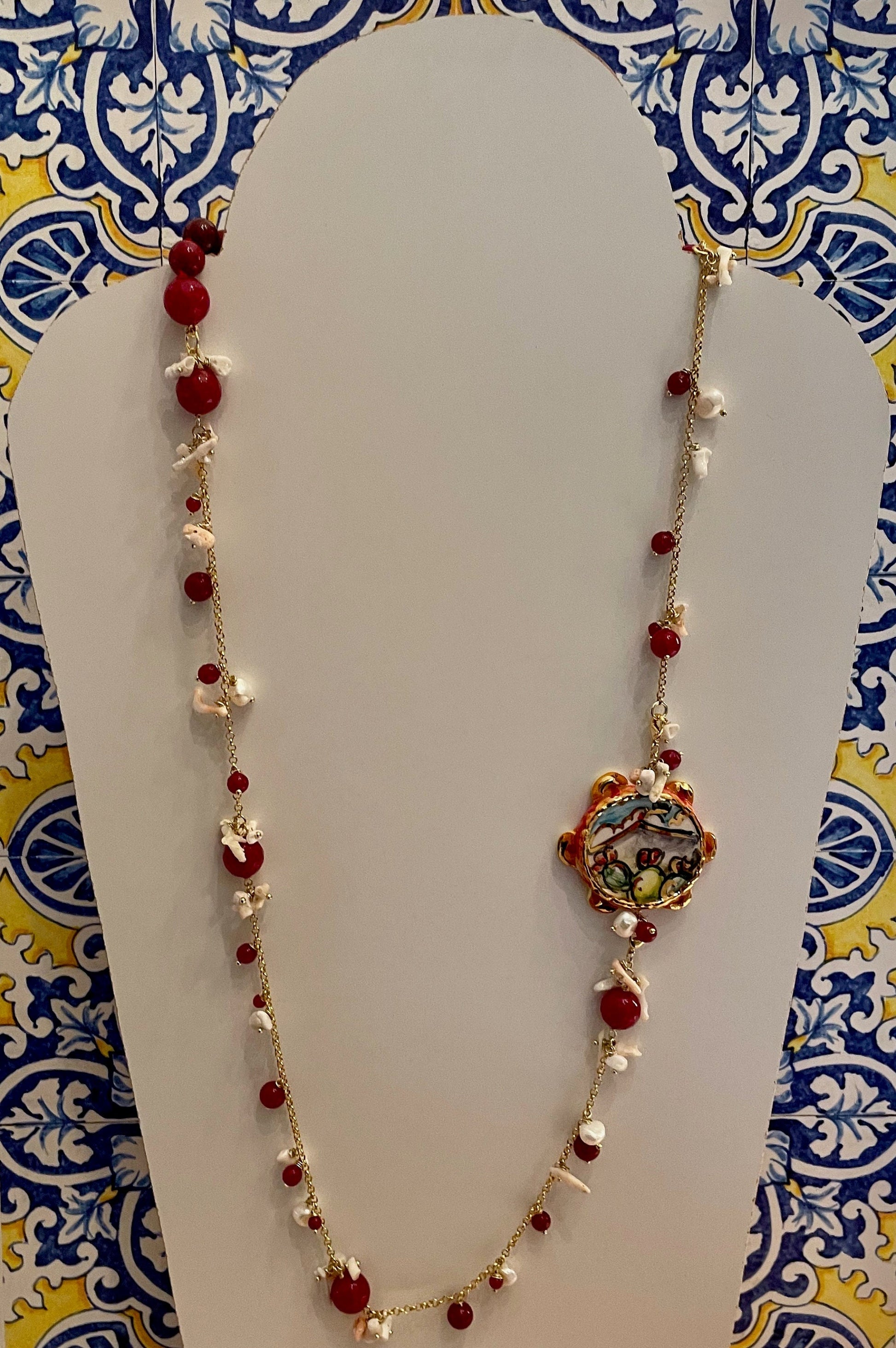 Collana siciliana con tamburello in ceramica di Caltagirone, agata rossa , perle naturali e corallo. regalo per lei.ç