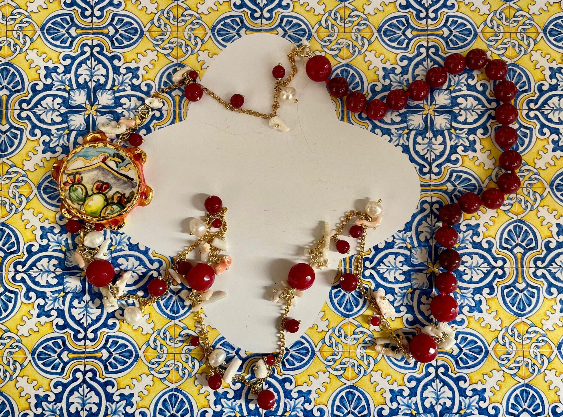 Collana siciliana con tamburello in ceramica di Caltagirone, agata rossa , perle naturali e corallo. regalo per lei.ç