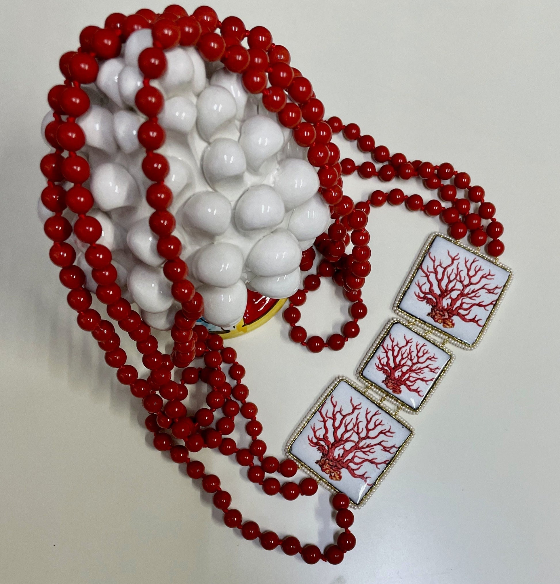 Collana siciliana con triplo filo di perle maiorca rosse e mattonelle in ceramica di Caltagirone.!