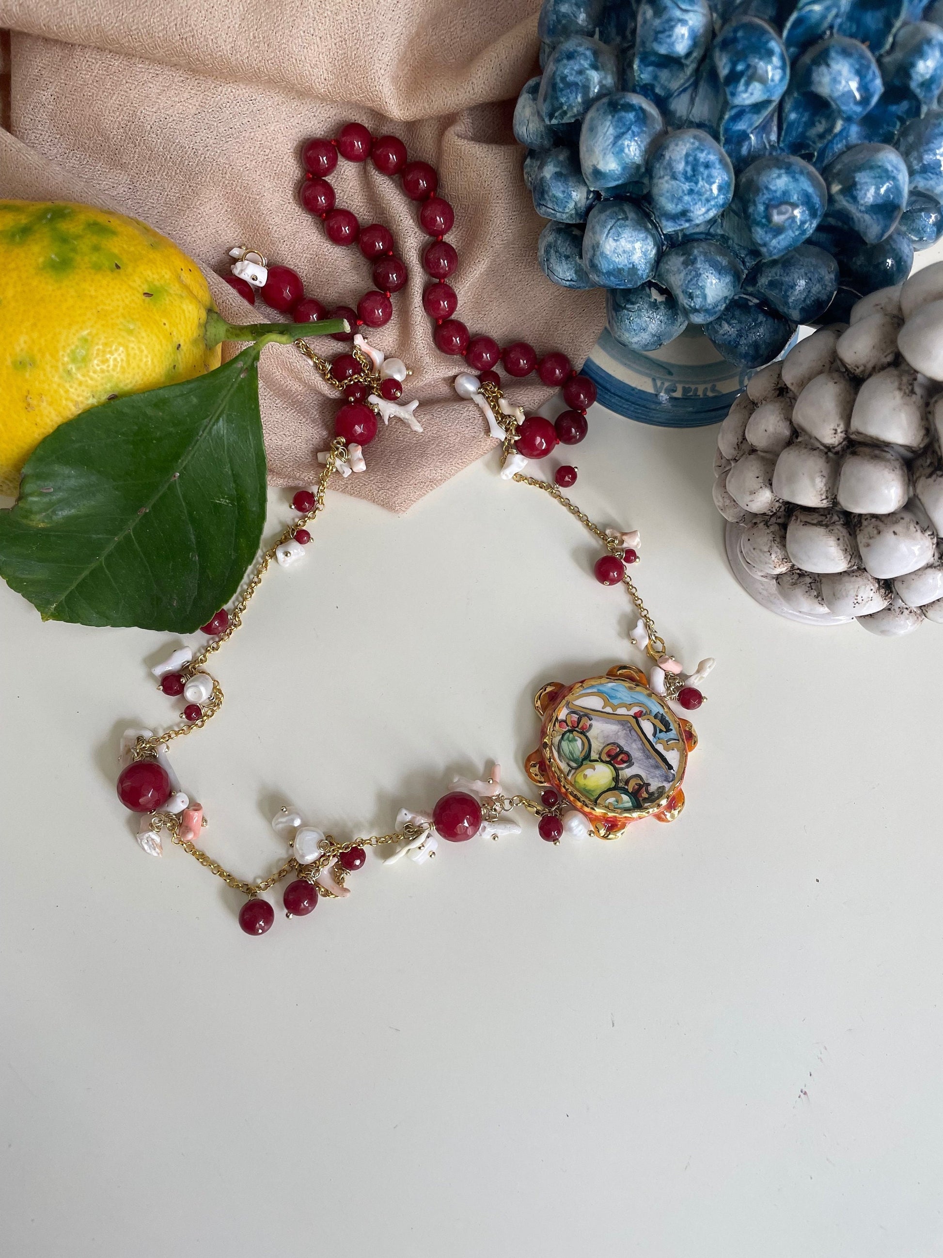 Collana siciliana con tamburello in ceramica di Caltagirone, agata rossa , perle naturali e corallo. regalo per lei.ç