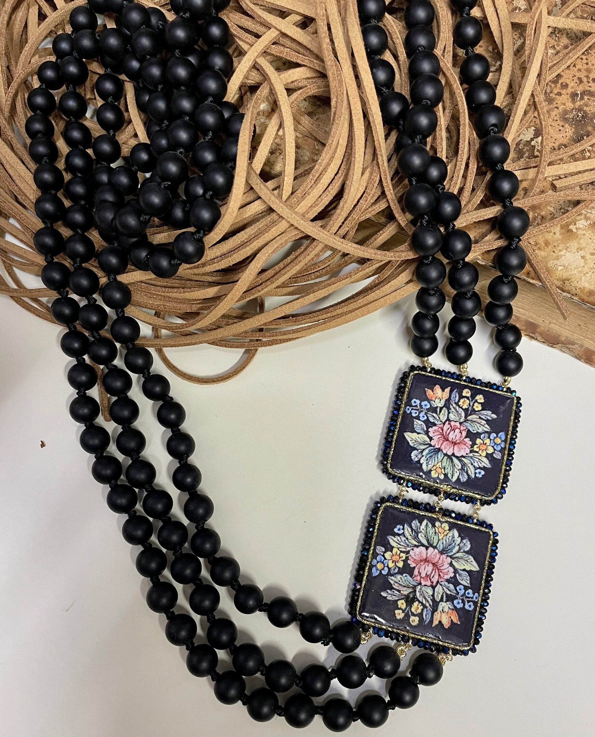 Collana siciliana multifilo, perle di lava e mattonelle di ceramica di Caltagirone. regalo per lei.!