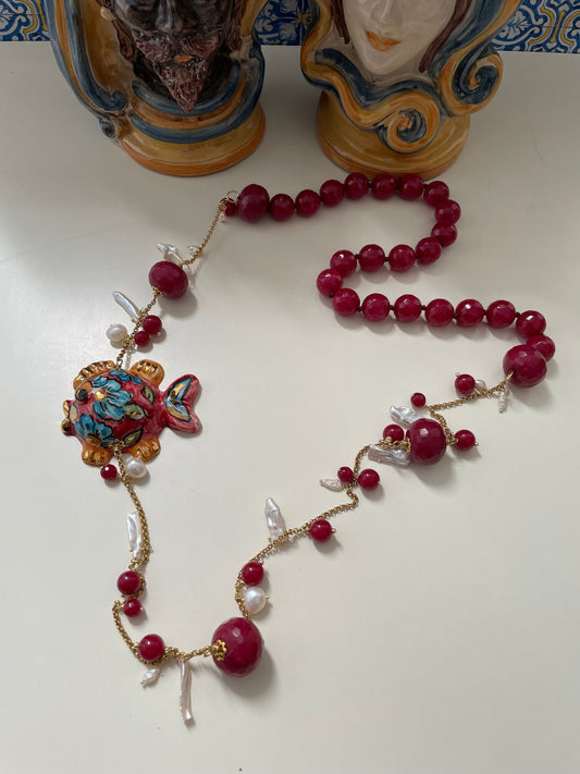 Collana siciliana con pesce in ceramica di Caltagirone, agata rossa , perle naturali. regalo per lei.ç