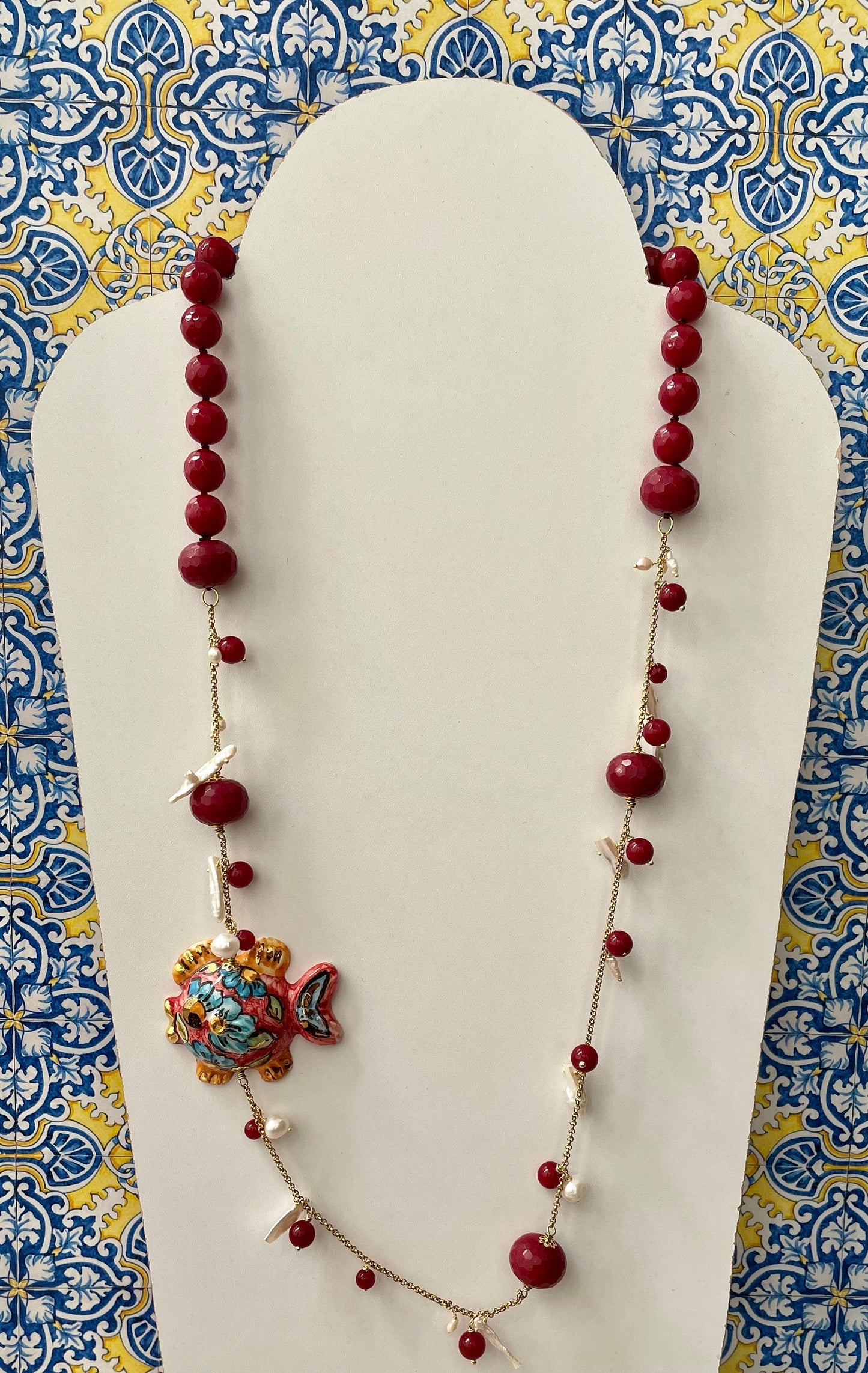 Collana siciliana con pesce in ceramica di Caltagirone, agata rossa , perle naturali. regalo per lei.ç