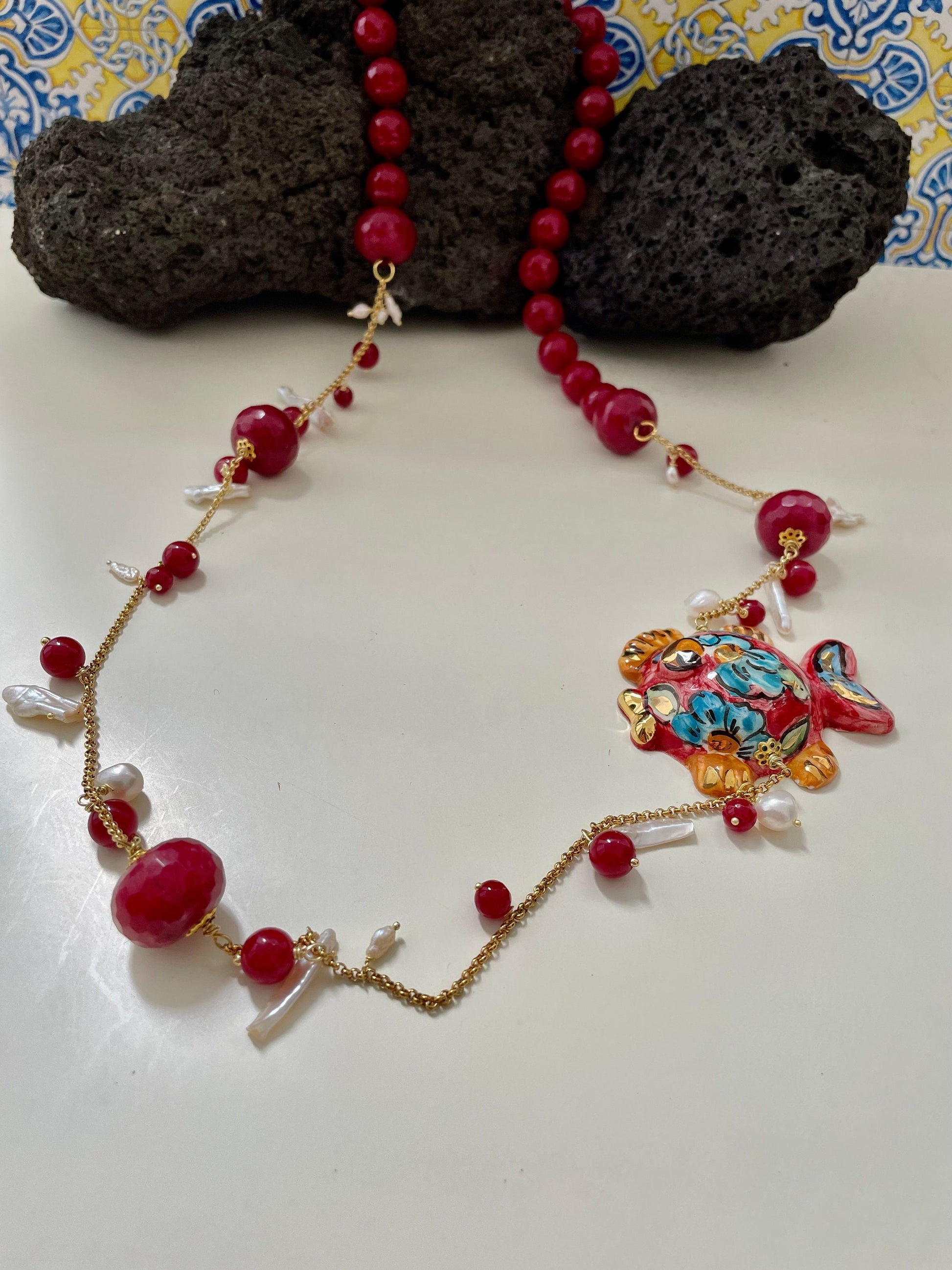 Collana siciliana con pesce in ceramica di Caltagirone, agata rossa , perle naturali. regalo per lei.ç