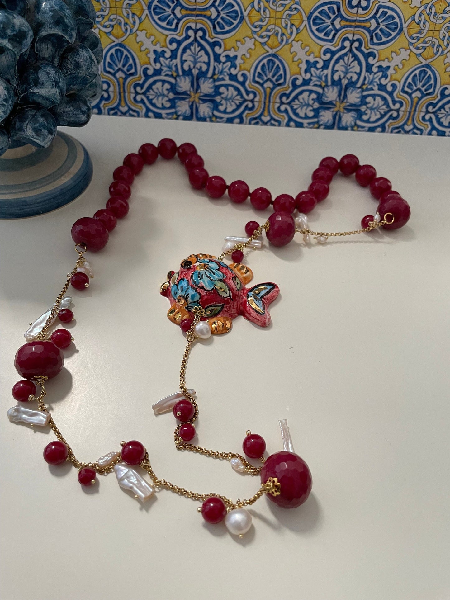 Collana siciliana con pesce in ceramica di Caltagirone, agata rossa , perle naturali. regalo per lei.ç