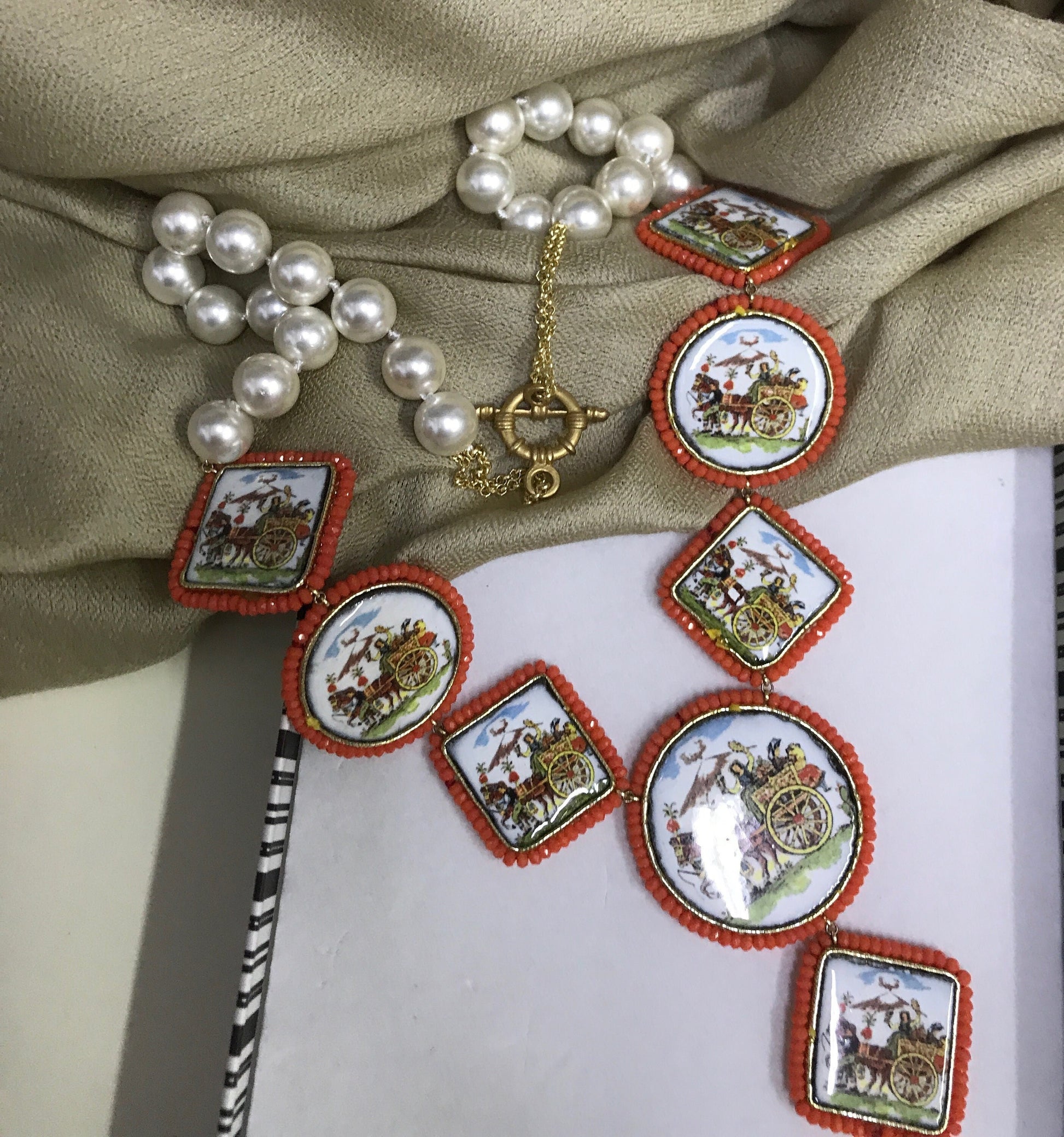 Collana siciliana, perle maiorca e mattonelle in ceramica di Caltagirone, carretto siciliano.!