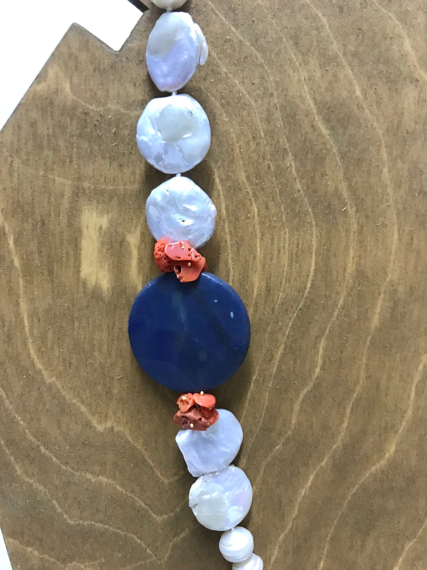 Collana con perle di fiume, madreperla e grande perla di avventurina blu.&