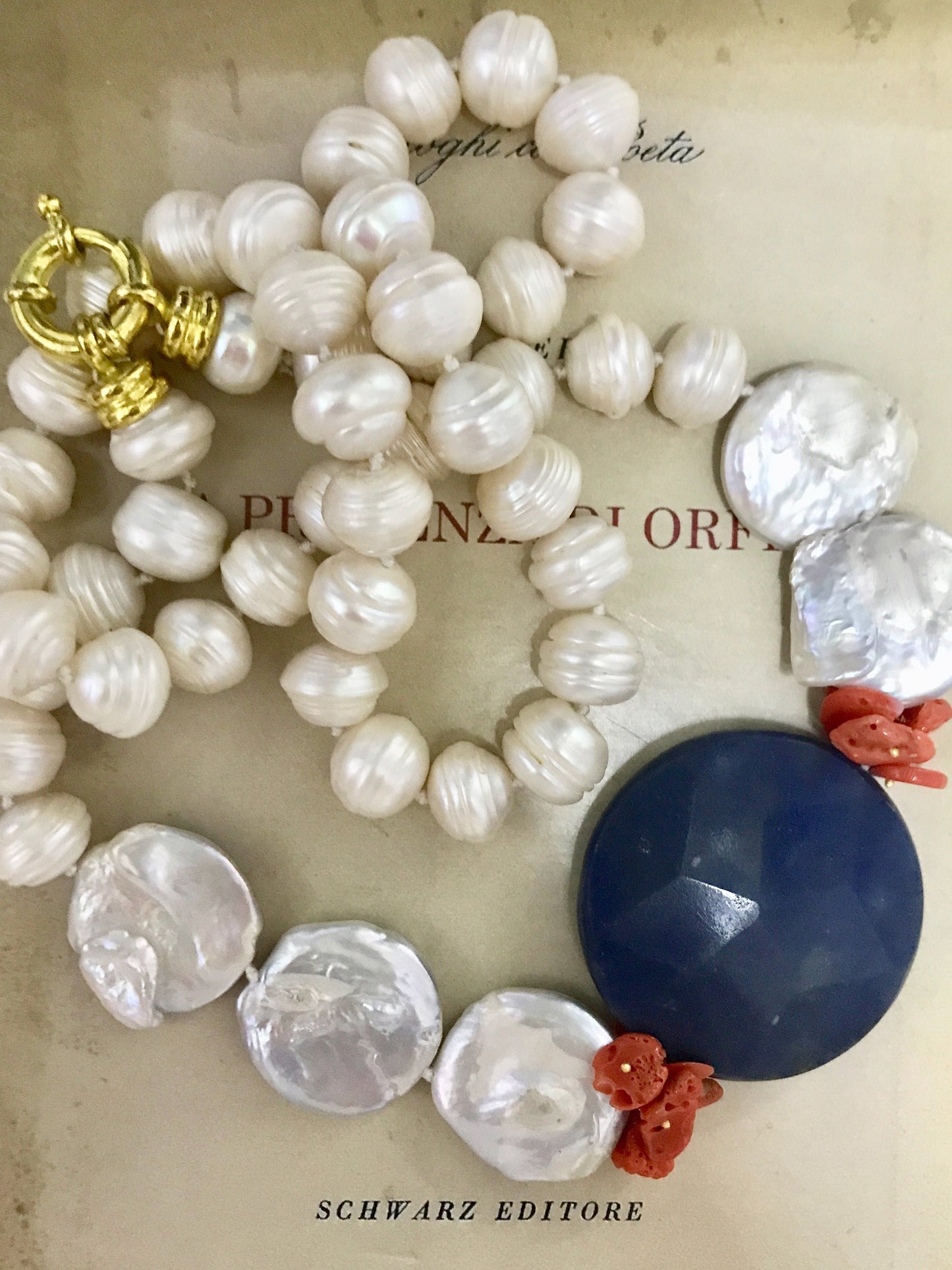 Collana con perle di fiume, madreperla e grande perla di avventurina blu.&