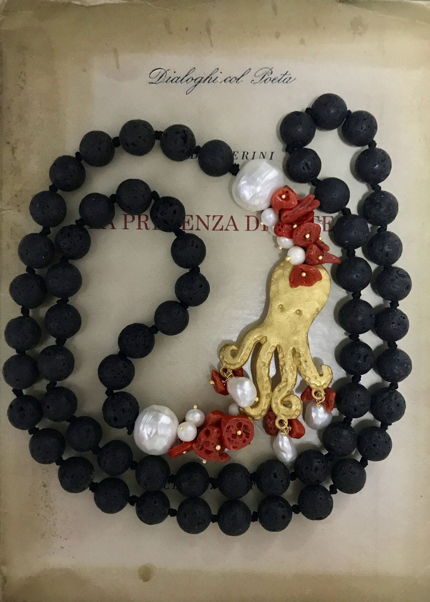 Collana composita con filo di perle di lava, perle di fiume, corallo e polipo in zama.ç