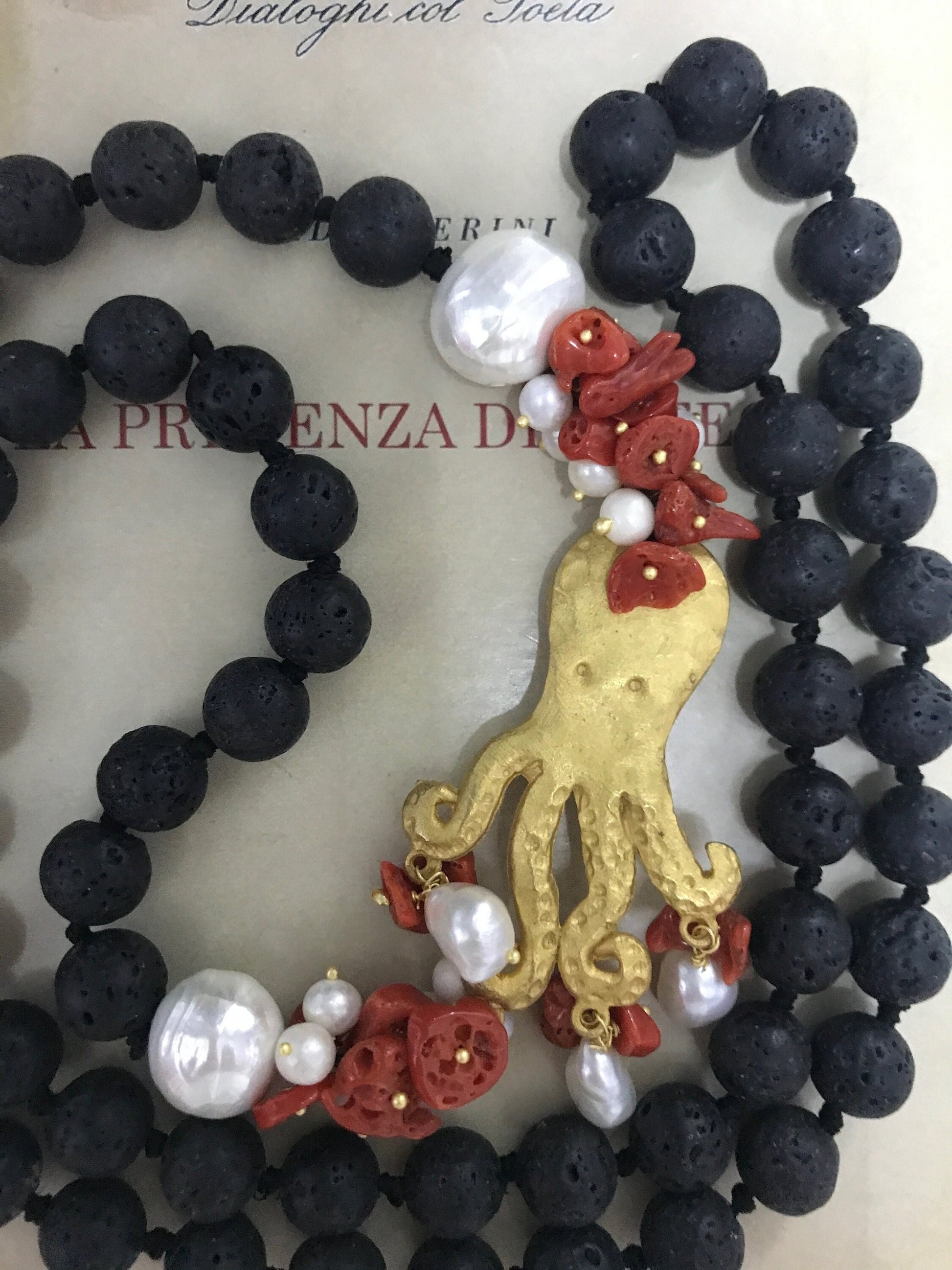 Collana composita con filo di perle di lava, perle di fiume, corallo e polipo in zama.ç