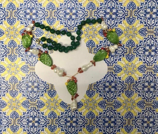 Collana siciliana agata verde, con ciondolo, fichi d'india in ceramica di Caltagirone, perle scaramazze.ç