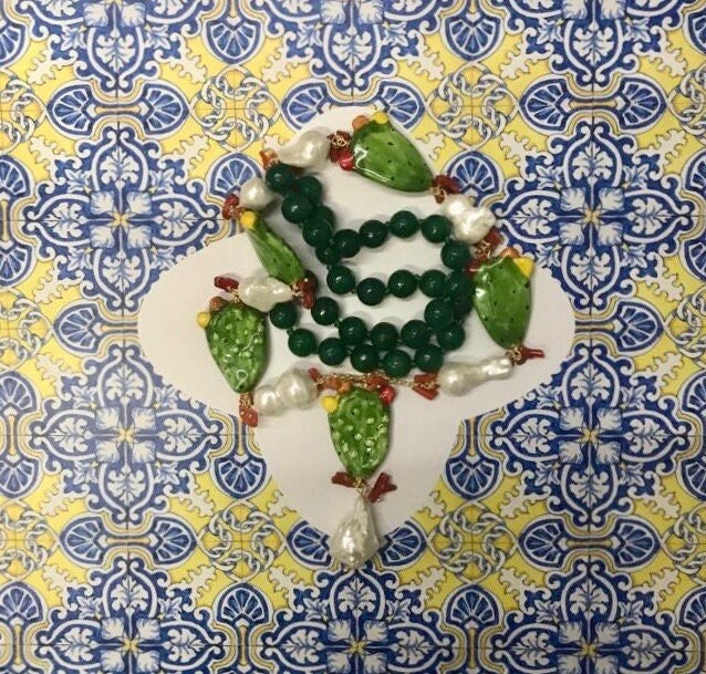 Collana siciliana agata verde, con ciondolo, fichi d'india in ceramica di Caltagirone, perle scaramazze.ç