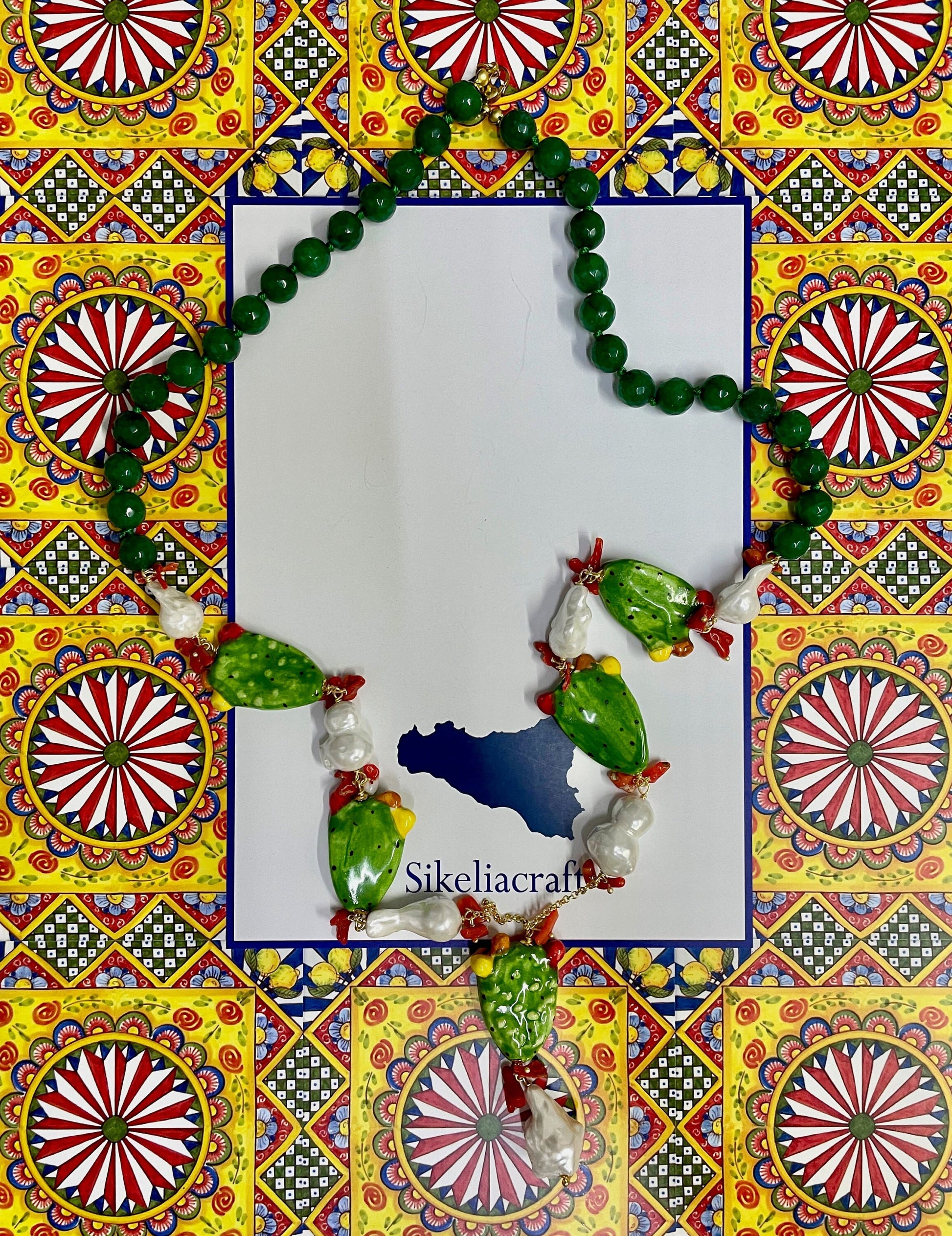 Collana siciliana agata verde, con ciondolo, fichi d'india in ceramica di Caltagirone, perle scaramazze.ç