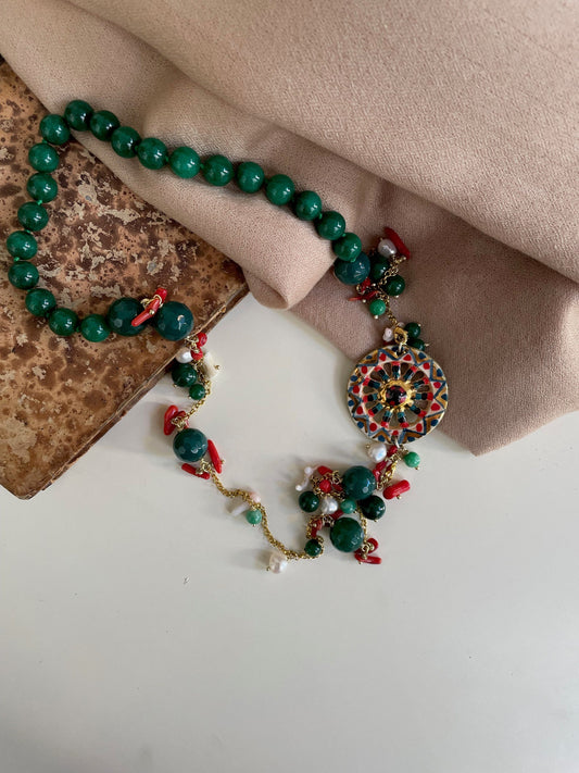 Collana siciliana con ruota di carretto in ceramica di Caltagirone, agata verde, perle, coralli.ç