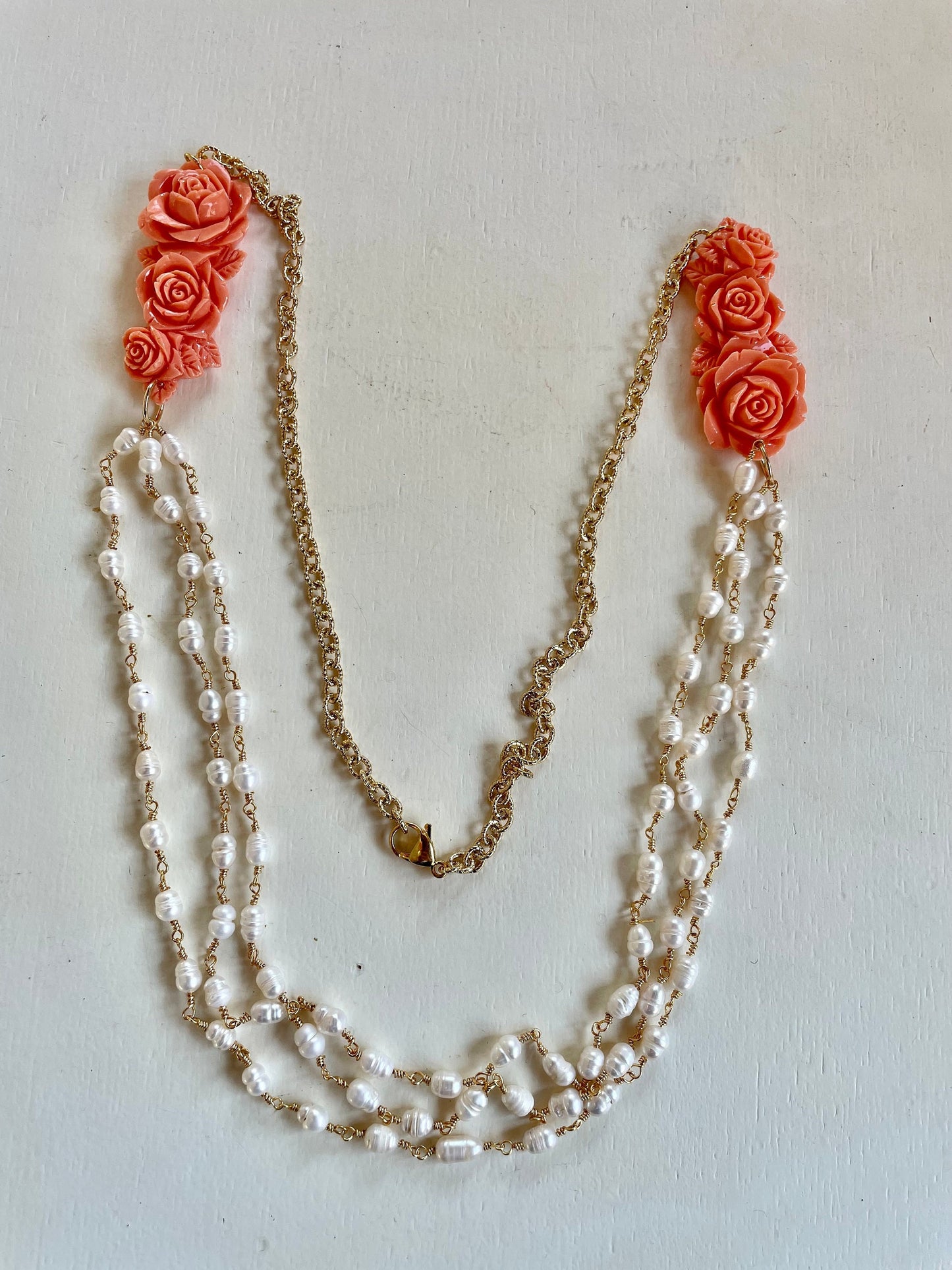 Collana maglia satinata, perle di fiume e rose di pasta di corallo.&