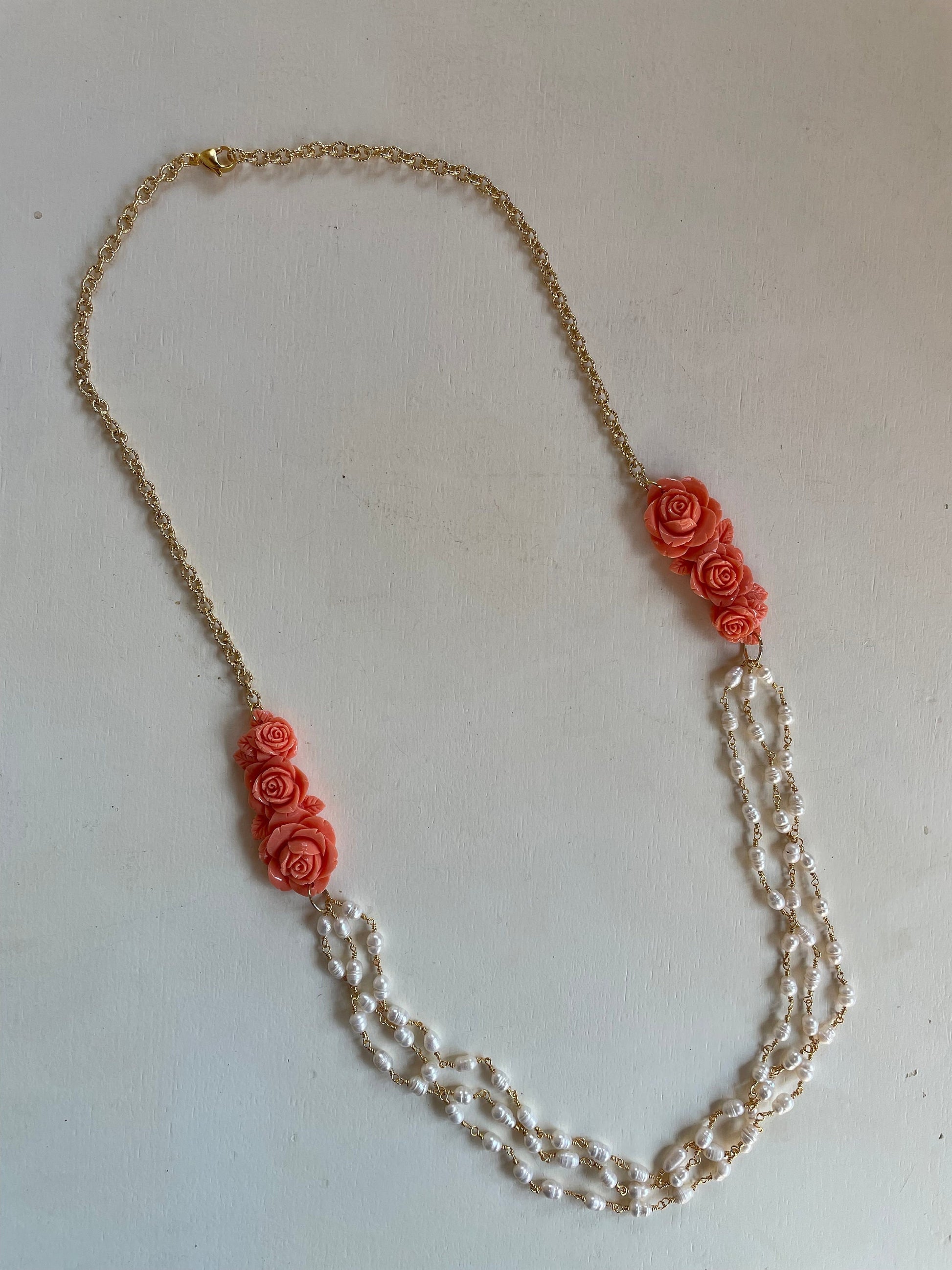 Collana maglia satinata, perle di fiume e rose di pasta di corallo.&